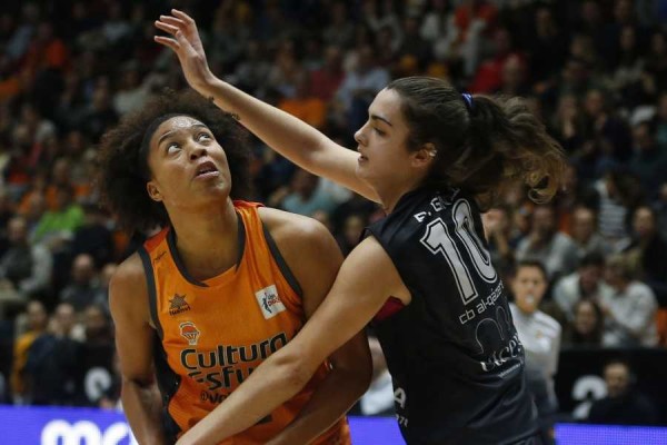 El Valencia, a sellar en Cáceres su pasaporte para el playoff con el quinto triunfo seguido
