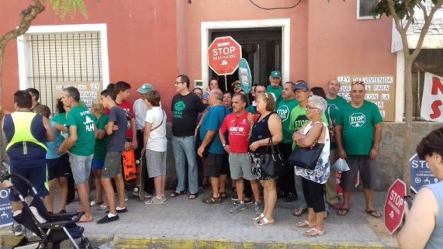 Al menos 100 familias en Elche viven sin agua ni luz; la PAH pide soluciones a Ayuntamiento y Aigües d'Elx