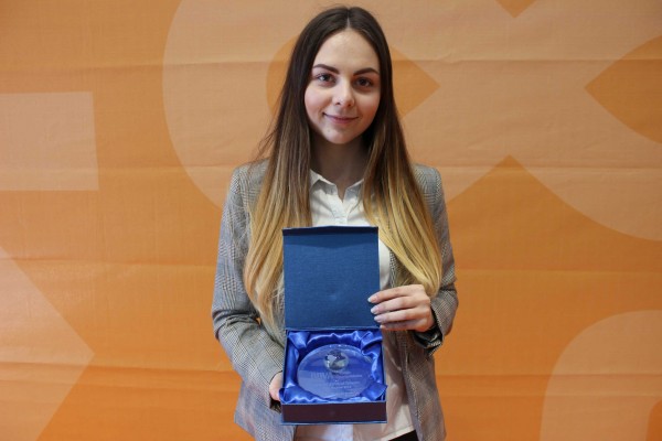 BBVA galardona a una estudiante valenciana con el premio al talento en el foro de empleo de la UV
