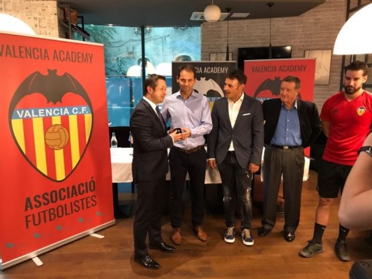 
Ilie y Belodedici apadrinan primera escuela del Valencia en Rumanía