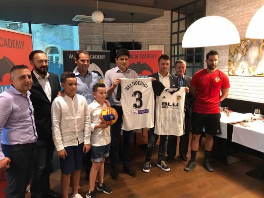 La Asociación de futbolistas inaugura la primera Escuela del Valencia en Rumanía