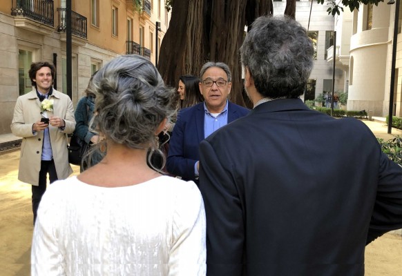 Manolo Mata casa a una pareja californiana en el ficus de Les Corts