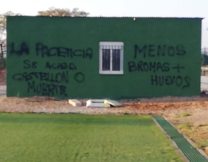 Aparecen pintadas en el campo de entrenamiento del CD Castellón criticando la actitud de la plantilla