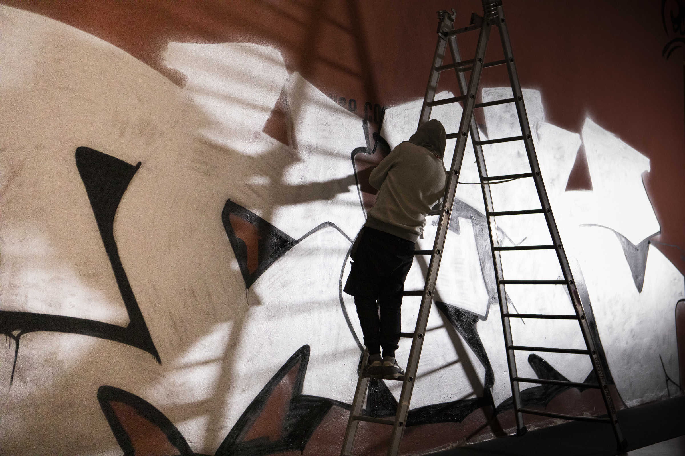 Los grafitis cubren los muros del claustro renacentista del Centre del Carme