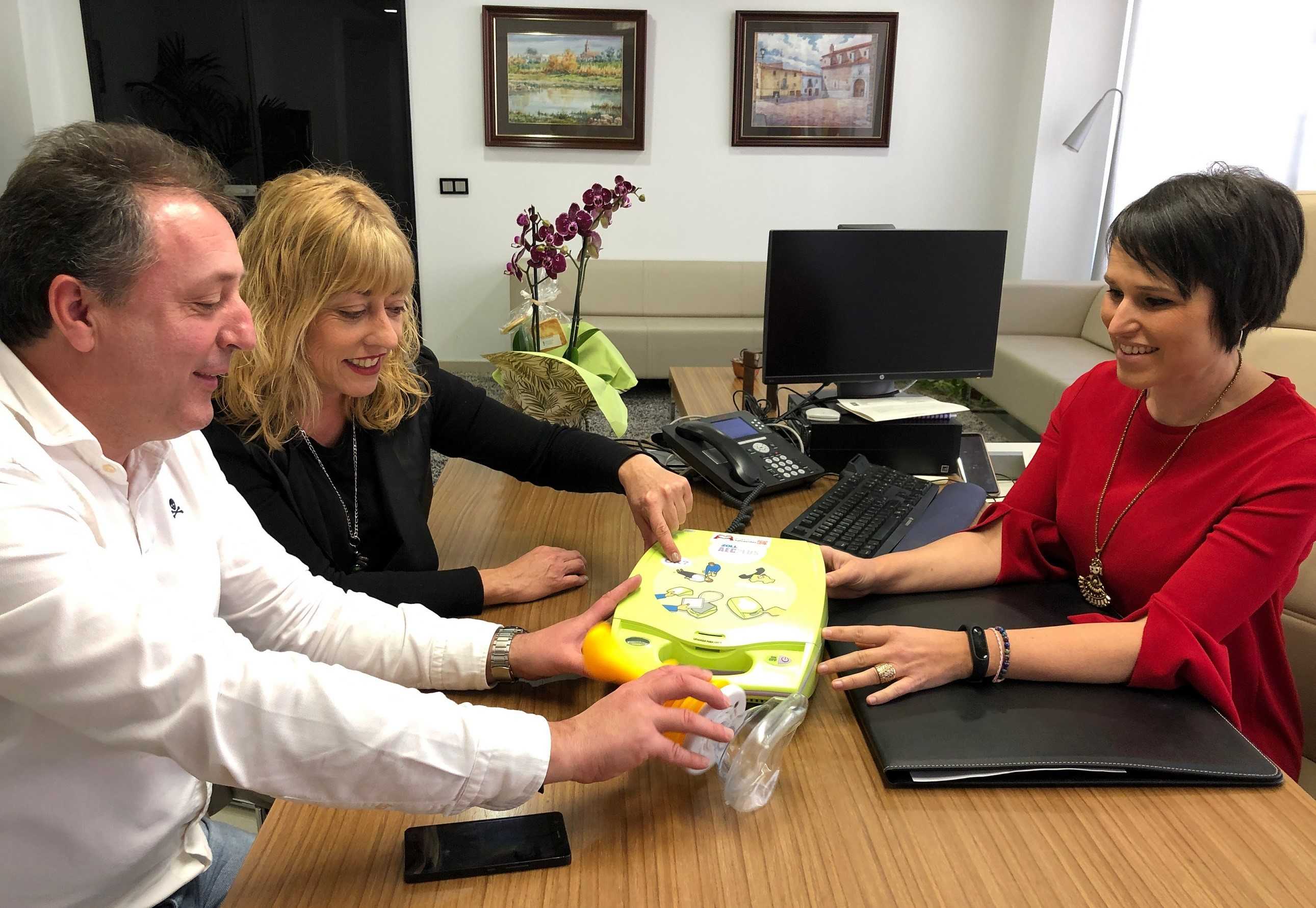 Los concejales de Hacienda y Educación junto a la alcaldesa Merche Galí - 