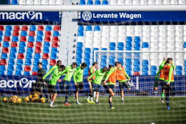 La plantilla del Levante empieza a pensar en el Real Madrid pendiente de Coke