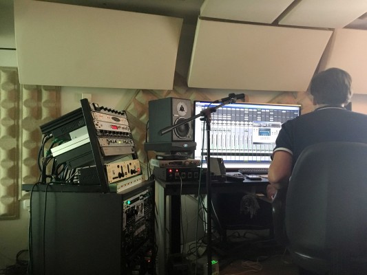 Así se ha gestado el primer LP de La Plata junto al productor Carlos Hernández
