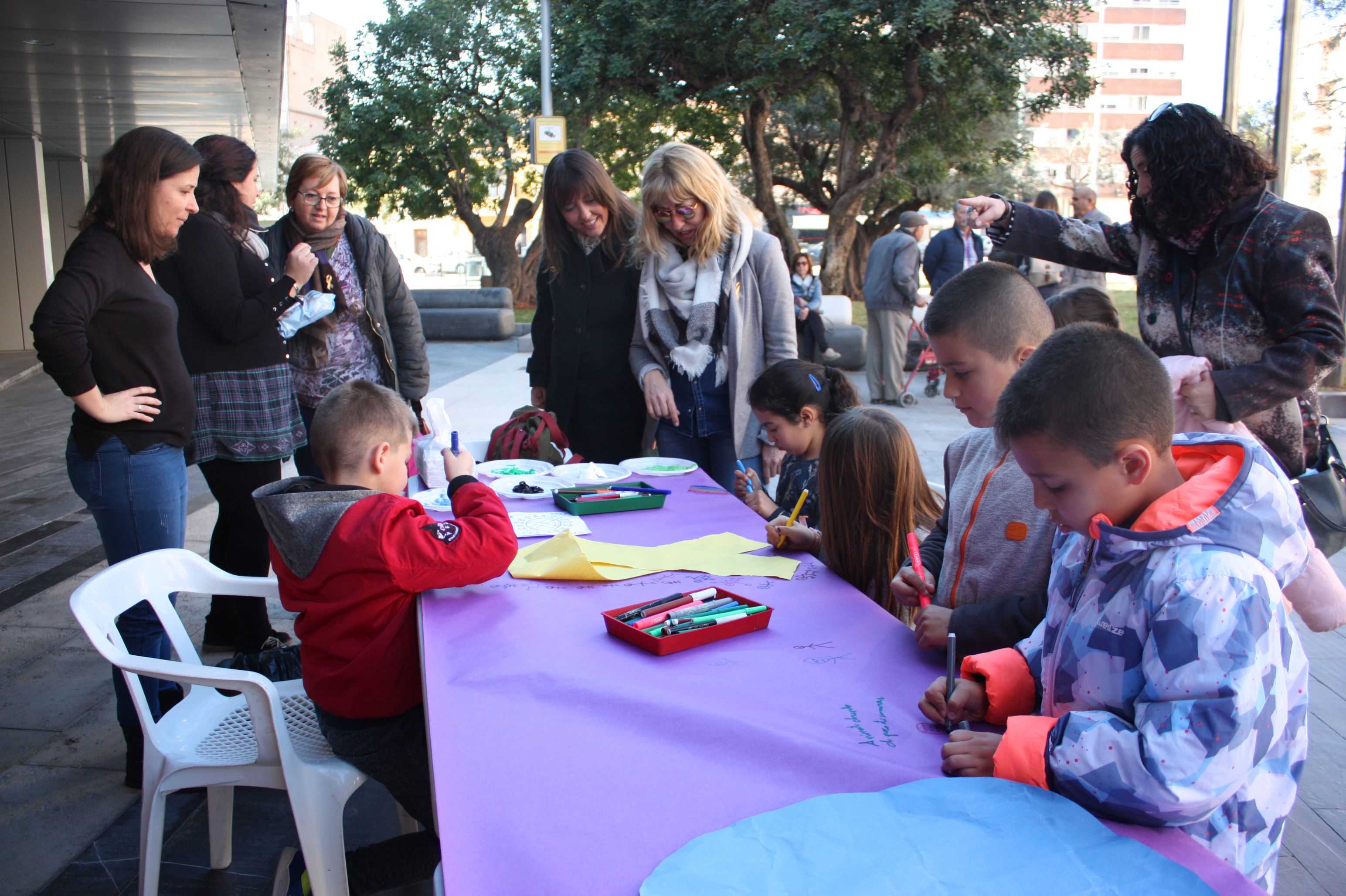 Los niños de Almassora exhiben en un mural su solidaridad con los pequeños afectados de cáncer