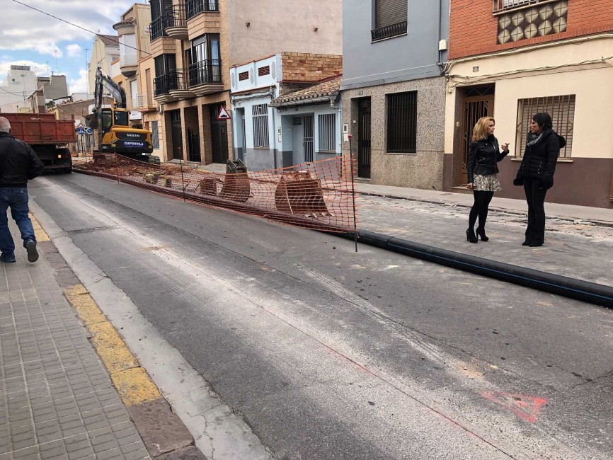 La alcaldesa de Almassora, Merche Galí, y la concejala de Urbanismo, Carmina Martinavarro, comprobaron a pie de calle el estado de las obras. - 
