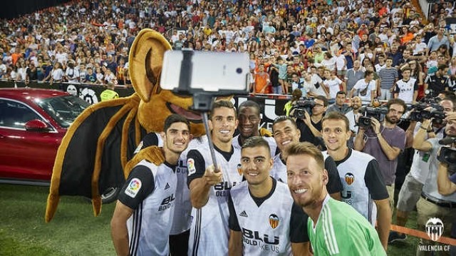 Los fichajes del VCF se dan un baño de masas en Mestalla