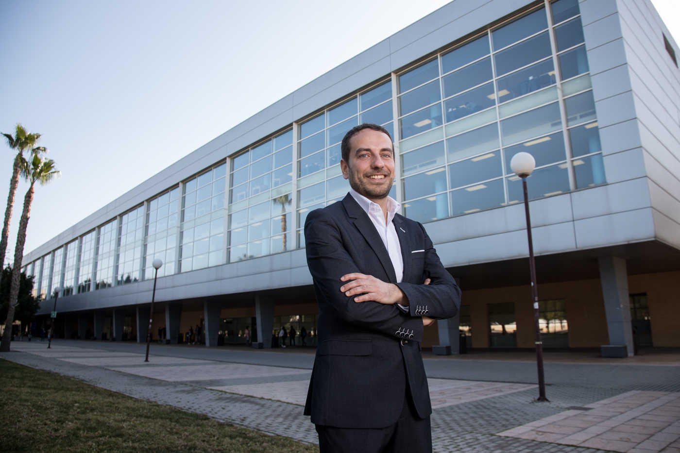 El decano de Económicas, ante el edificio de la biblioteca general de la UA. Fotos: PEPE OLIVARES - 