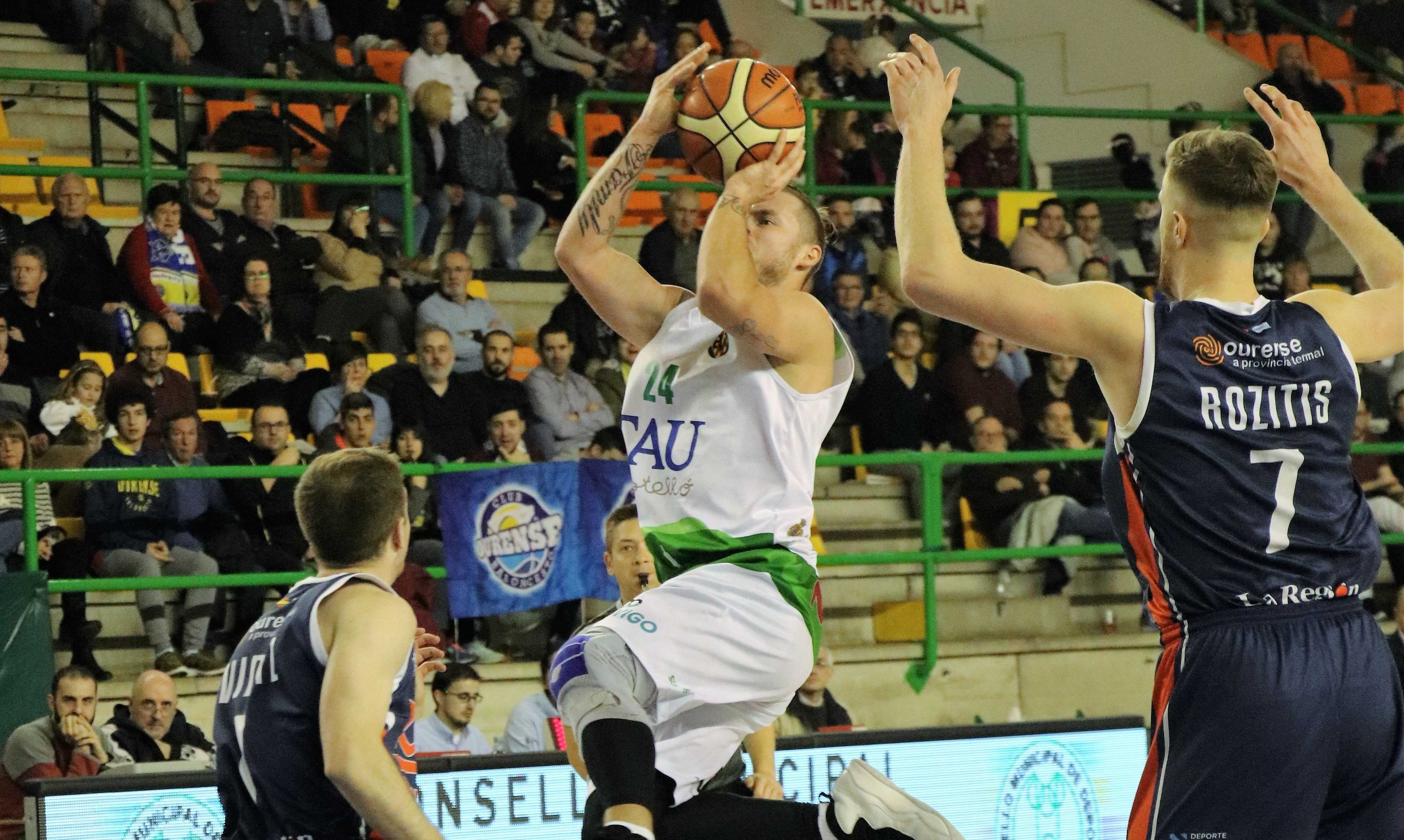 El Tau Castelló frena al Ourense a domicilio y respira en la tabla (72-82)