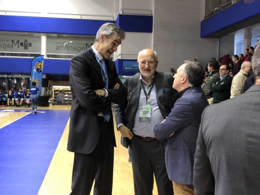 Juan Roig presencia la semifinal del Valencia Basket en la MiniCopa