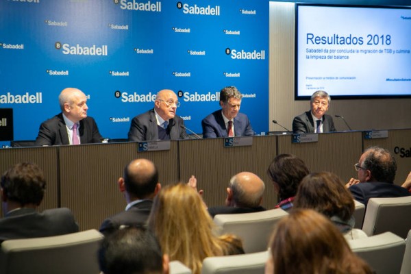 La cúpula del Sabadell entona el 'mea culpa' con compra de acciones y renuncia a bonus