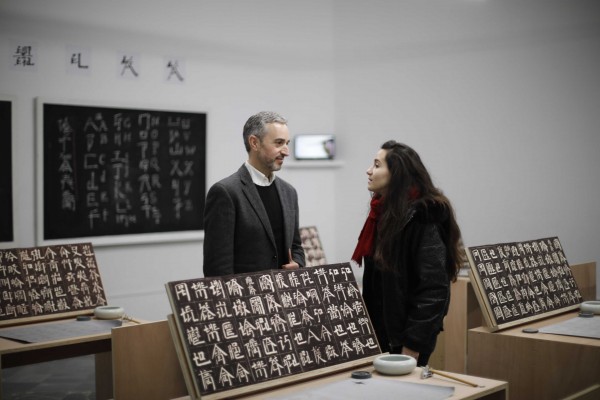 El lenguaje universal de Xu Bing se expone en una muestra en el Centre del Carme 