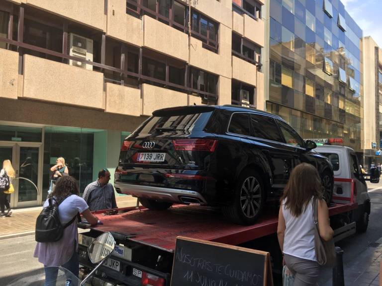 La UCO interviene dos coches de la marca Audi en el garaje de la vivienda de Zaplana. FOTO: VP - 