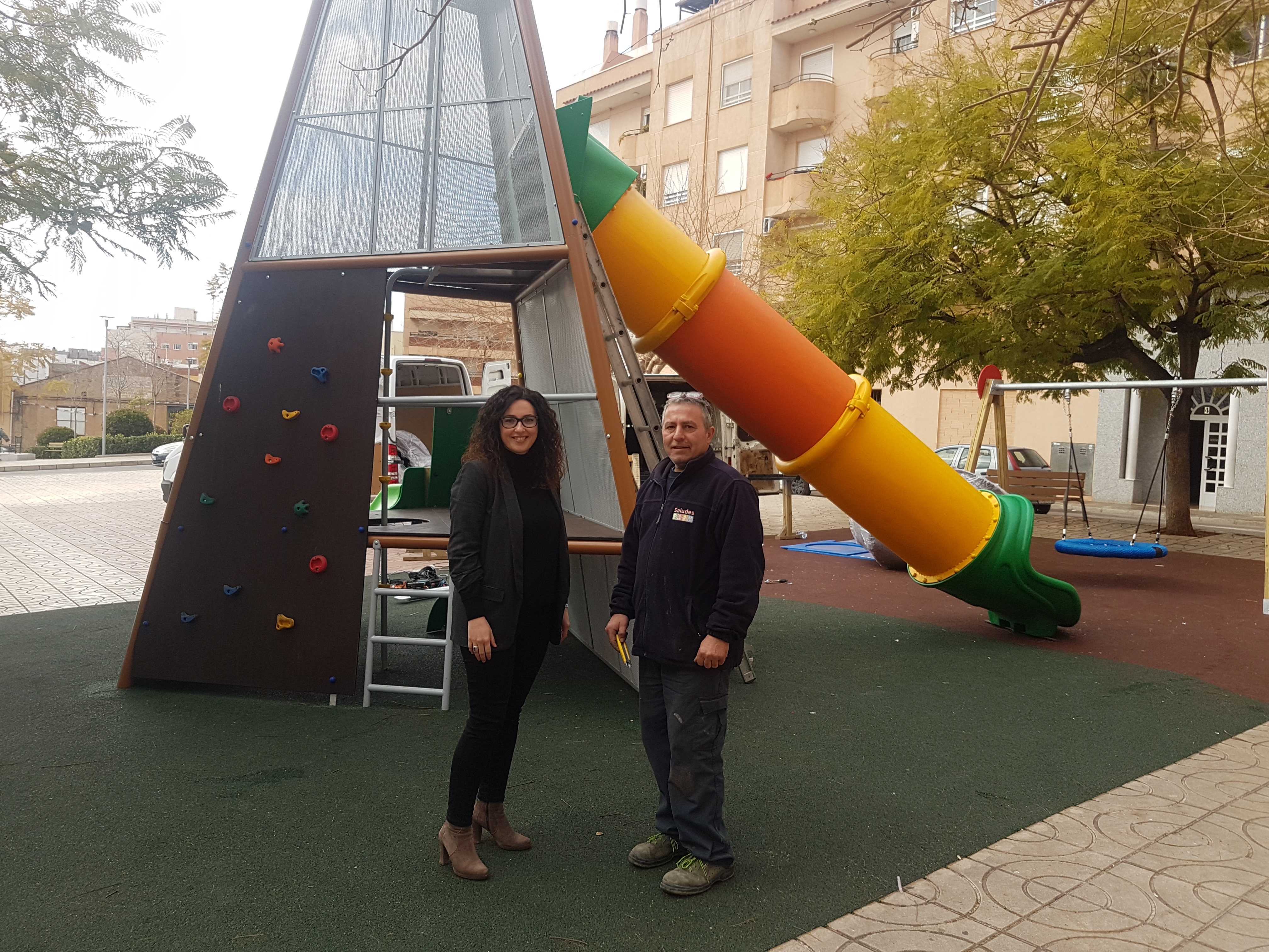 El Ayuntamiento de l’Alcora renueva el parque infantil de la calle Serreries