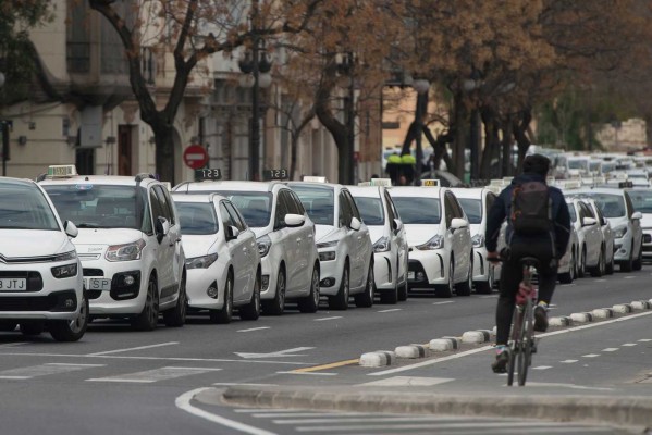 Taxistas toman el centro de València para protestar por las VTC y las propuestas del Consell
