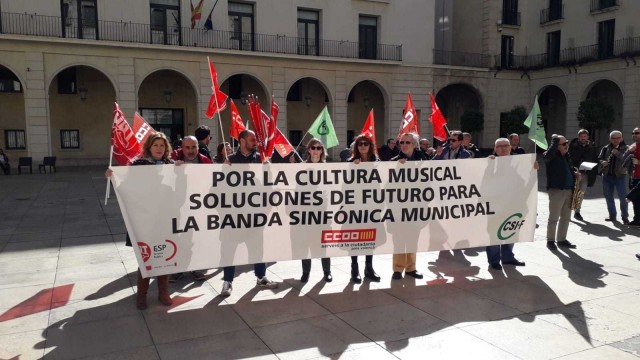 La Banda de Música de Alicante intensifica la protesta para exigir los contratos pendientes