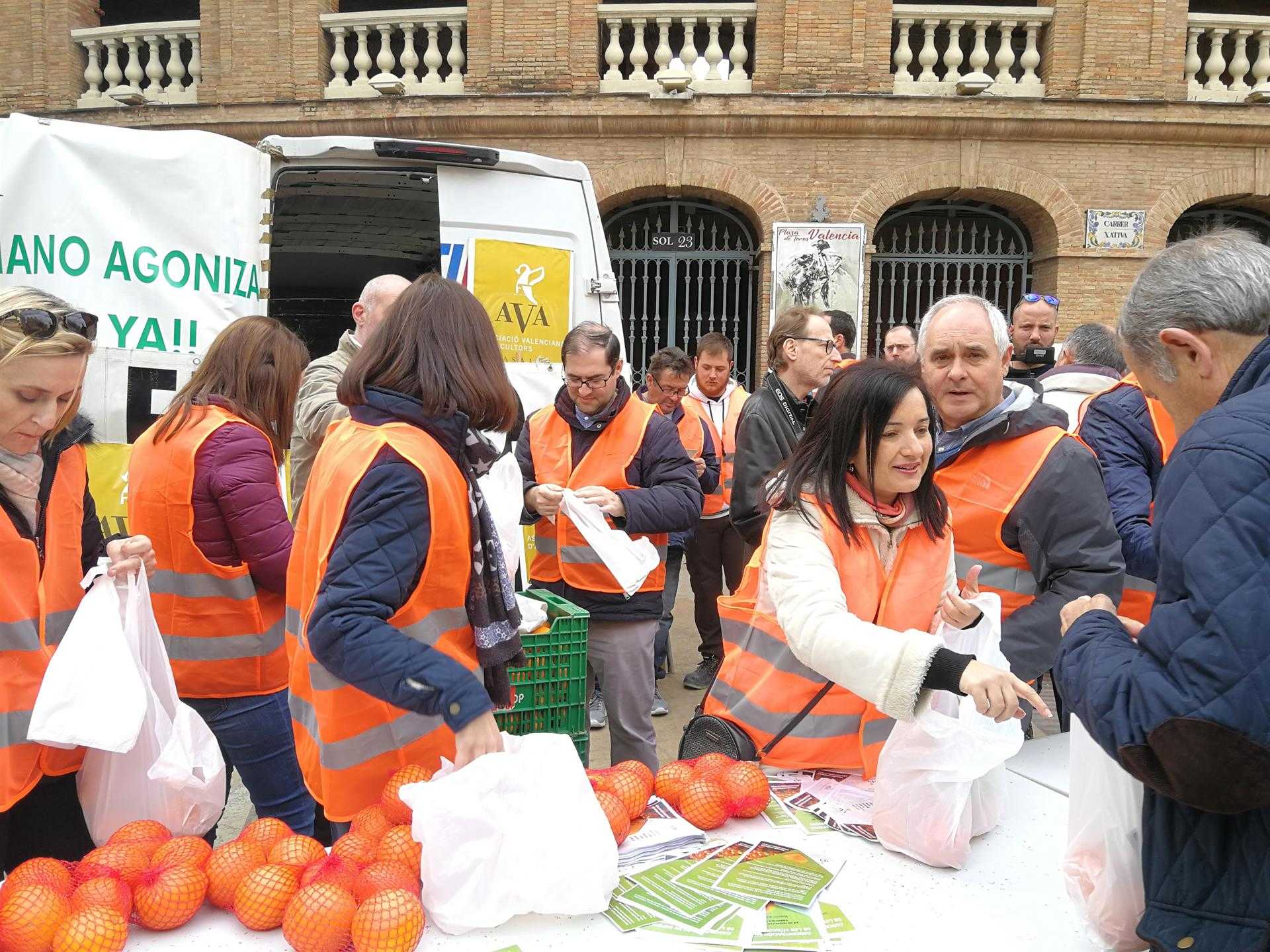 AVA reparte 4.000 kilos de naranja en protesta por la 