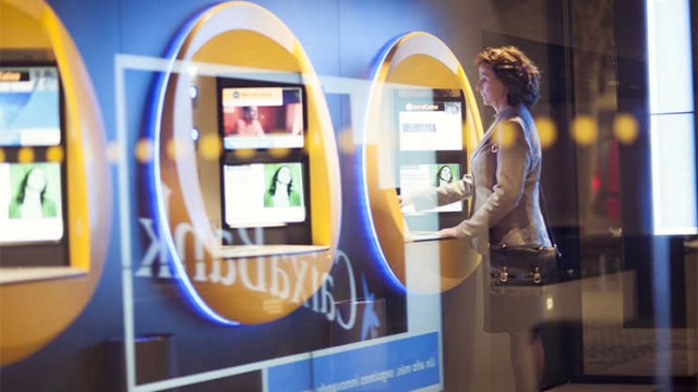 Hito de CaixaBank: permite sacar dinero con la cara gracias a la tecnología de FacePhi