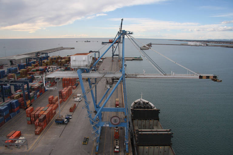 La apertura de dos líneas sitúa a Marruecos como el tercer destino de exportación cerámica del puerto
