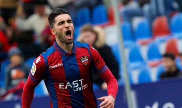 El Levante retira las pancartas contra Jason en la fachada del Ciutat