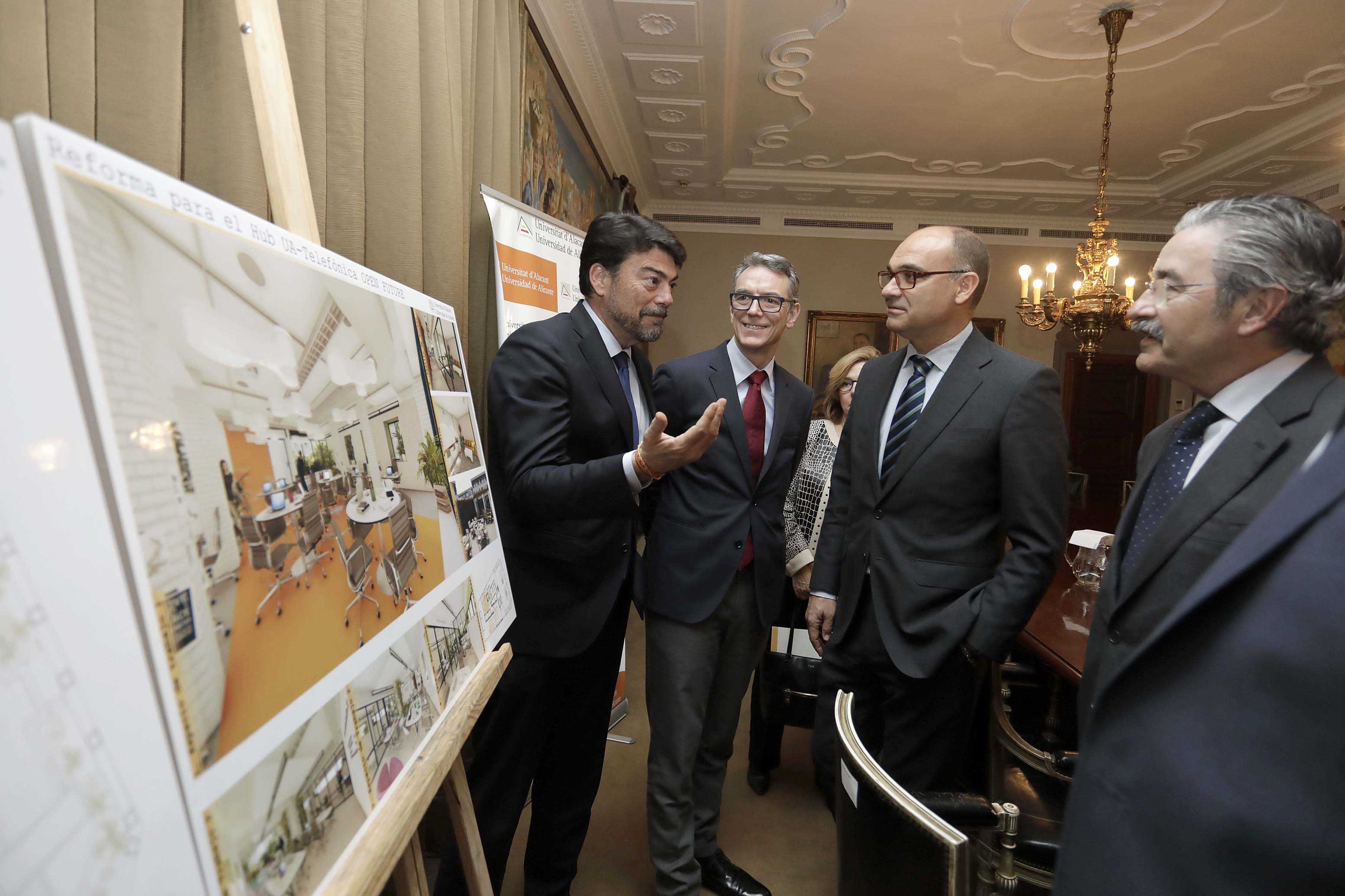 El alcalde de Alicante, Luis Barcala, junto al rector de la UA, Manuel Palomar, y el director general de Telefónica en la Comunitat, Kim Faura. - 