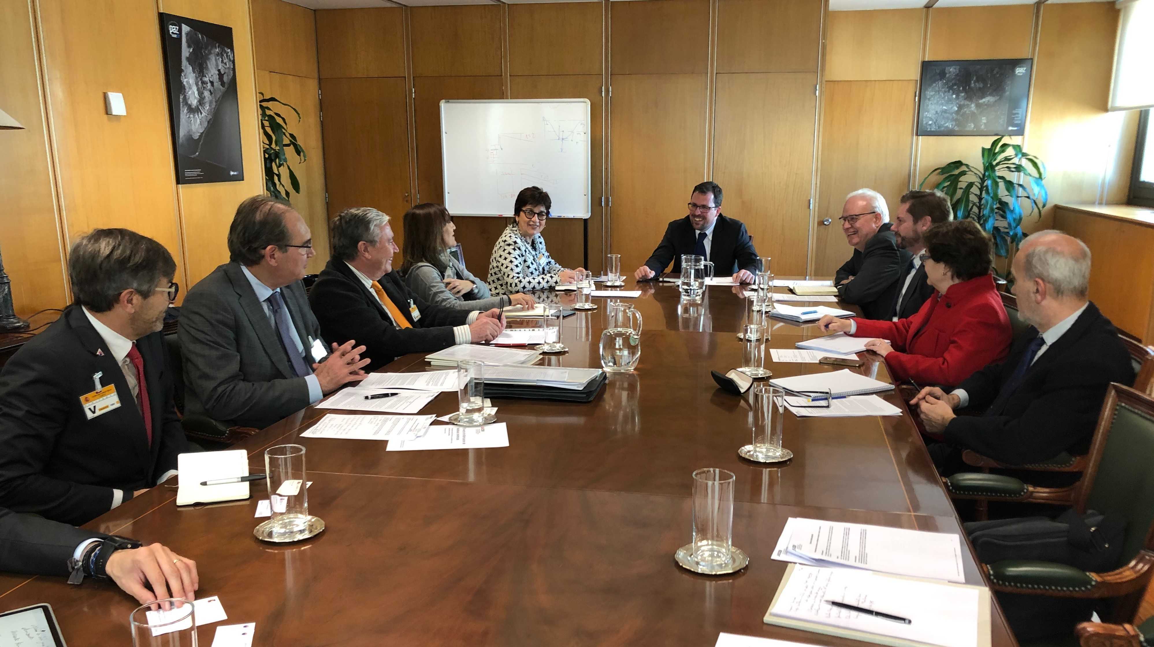 Reunión de los representantes del clúster cerámico  y responsables de la Generalitat Valenciana, en la sede del Ministerio de Industria en Madrid. - 