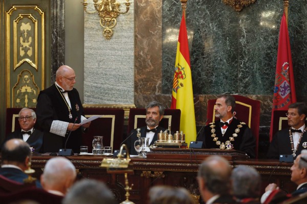La fiscalía general se querella contra los miembros del Gobierno catalán y de la Mesa del Parlament