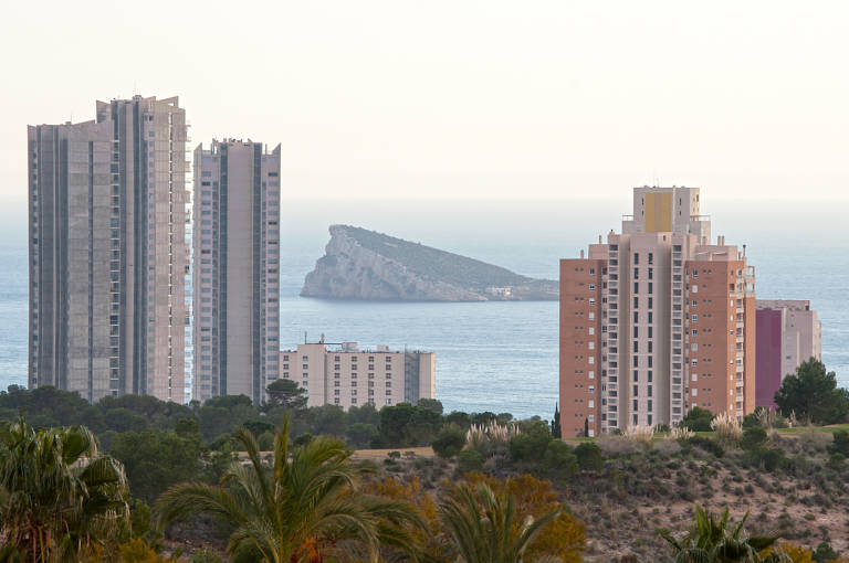  La isla de Benidorm en el centro de la imagen. Foto: RAFA MOLINA.  - 