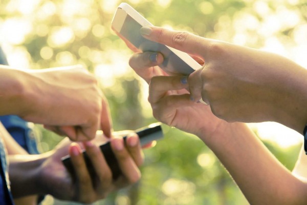 Problemas al relacionarse, conductas obsesivas o tendinitis, posibles efectos del uso descontrolado de smartphones