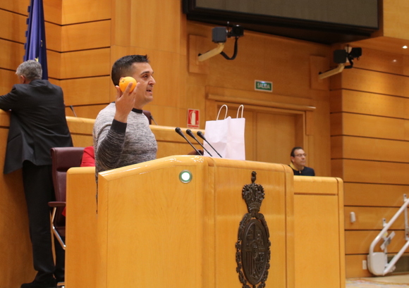 Compromís pide al Senado reprobar al ministro Luis Planas por la gestión de la crisis de los cítricos