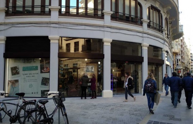 La italiana Vestopazzo sucede al negocio familiar Momparler en el centro de València