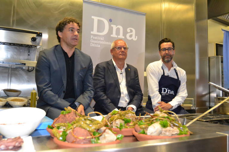 Francesc Colomer, secretario autonómico de Turismo; Vicent Grimalt, alcalde de Dénia, y el chef Quique Dacosta - 