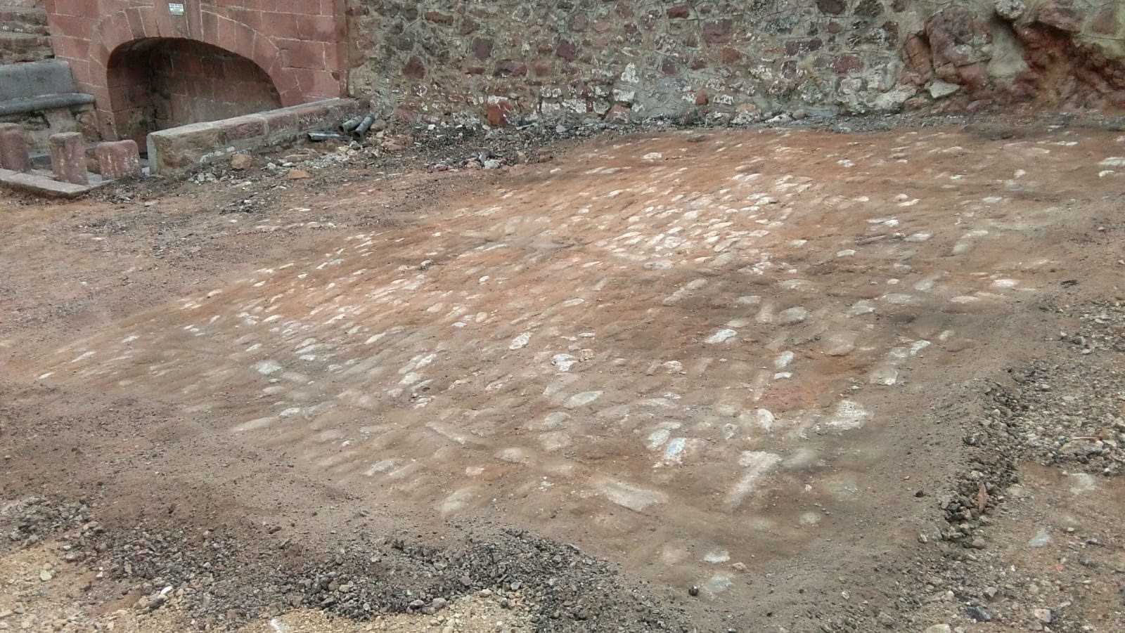Descubren un antiguo empedrado durante las obras de remodelación de la Plaza de la Font en Vilafamés