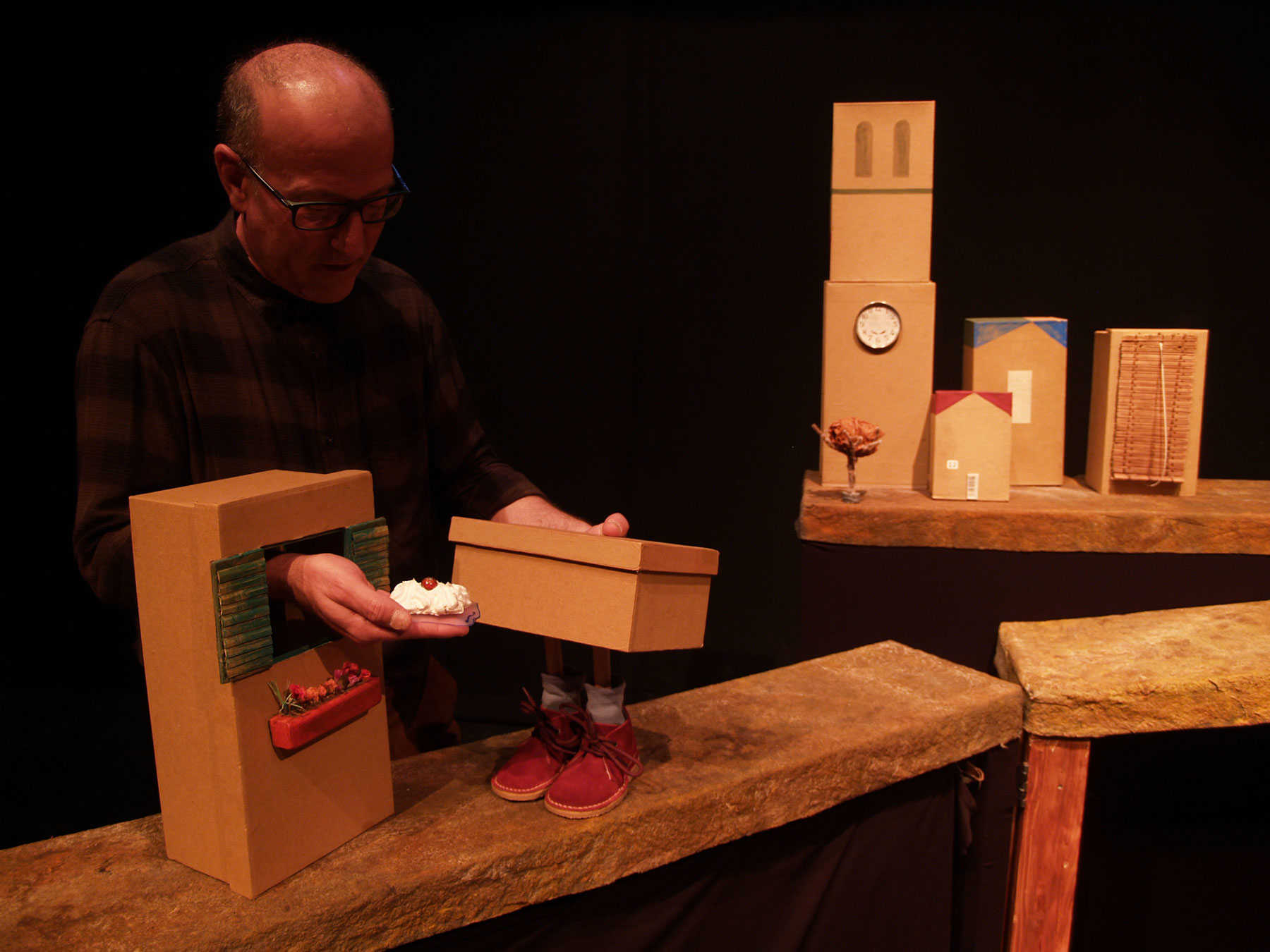 La il·lusió per conèixer nous mons es trasllada a Castelló amb l'obra teatral 'Sabates Noves'