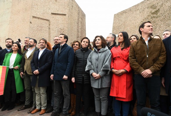 Discursos falsos, intereses inmediatos