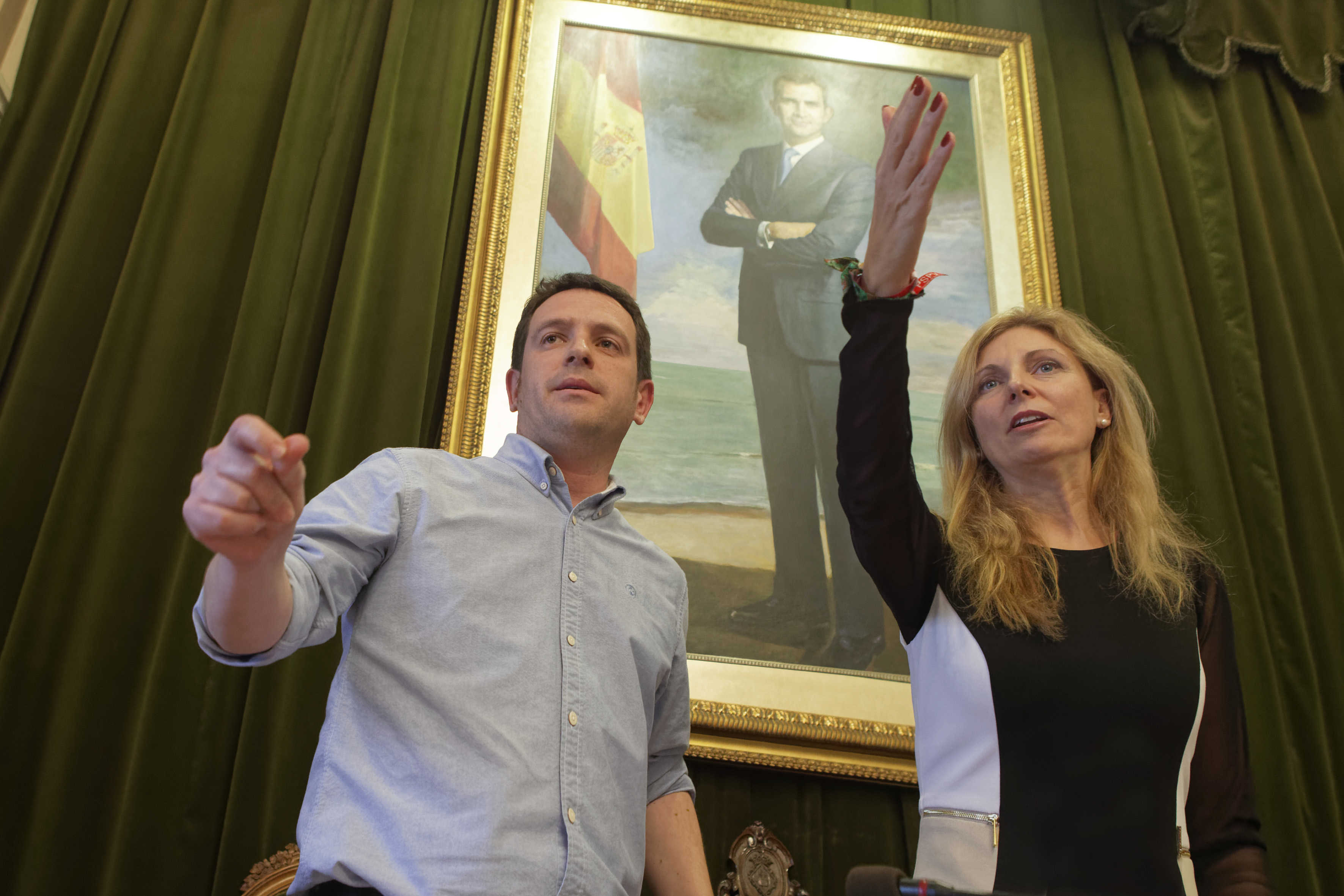 El vicealcalde de Castellón, Ignasi Garcia, y la alcaldesa Amparo Marco. (Foto: ANTONIO PRADAS) - 
