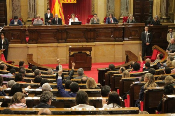 El Parlament pide investigar judicialmente a Rajoy por la 'Operación Cataluña'