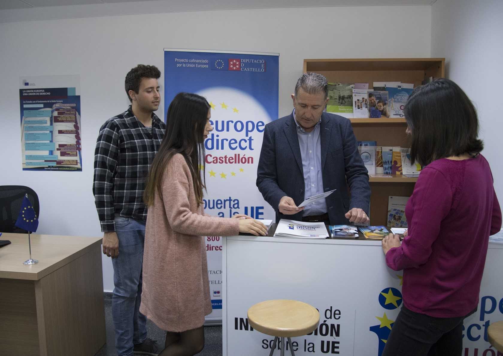 El vicepresidente de la Diputación y diputado de Relaciones Internacionales, Vicent Sales, en una acción promocionarl de Europe Direct. - 