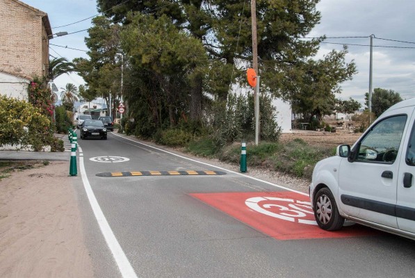 València instala reductores de velocidad y señaliza el límite de 30 km/h en Borbotó y Carpesa
