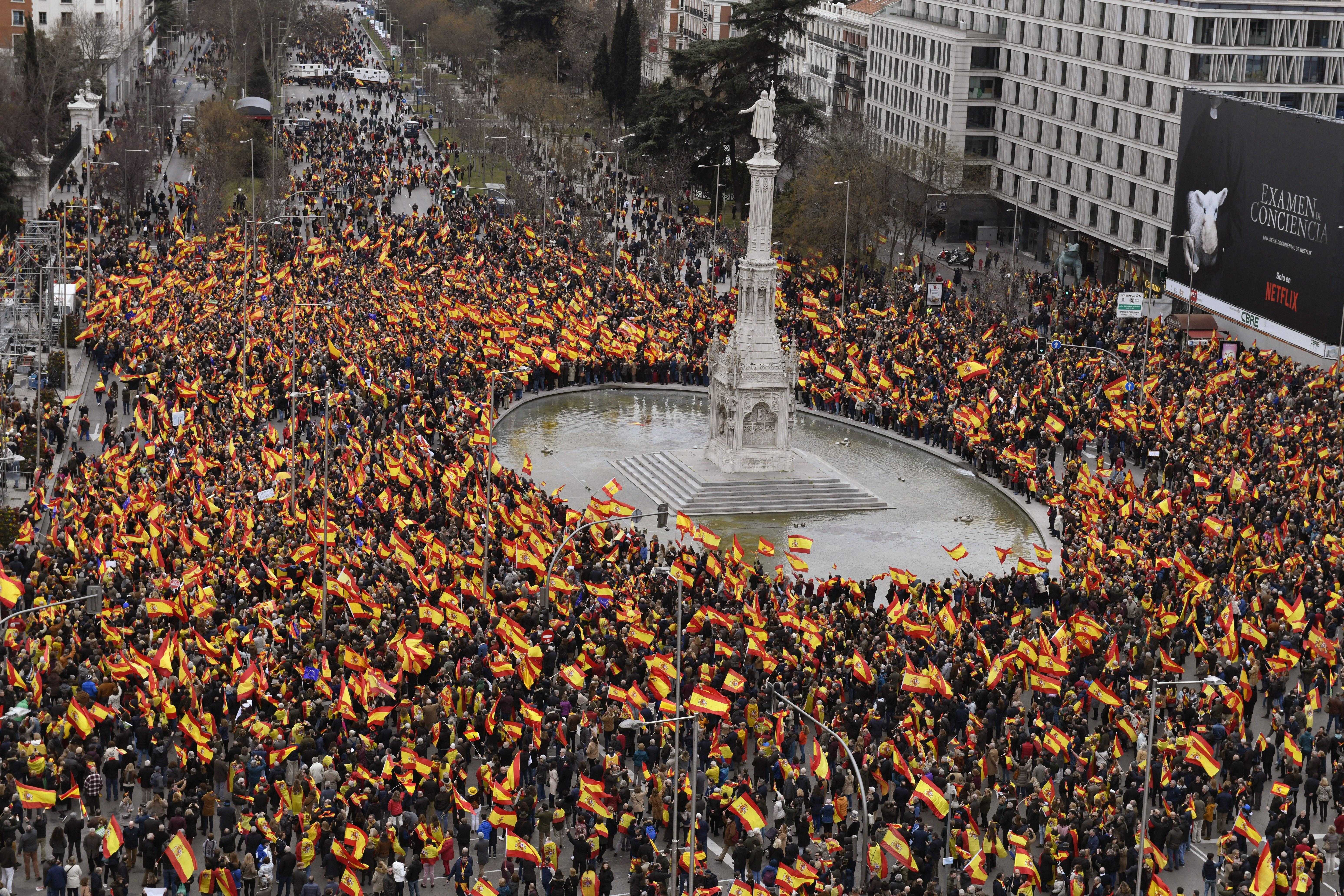 PP, Cs y Vox concentran a miles de manifestantes contra Sánchez en la Plaza de Colón de Madrid