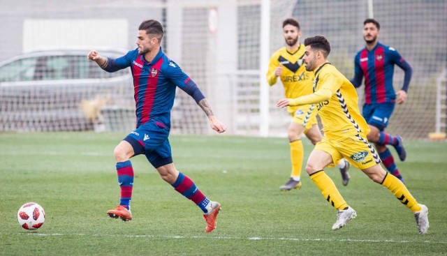 El Atlético Levante se atasca ante un combativo Badalona
