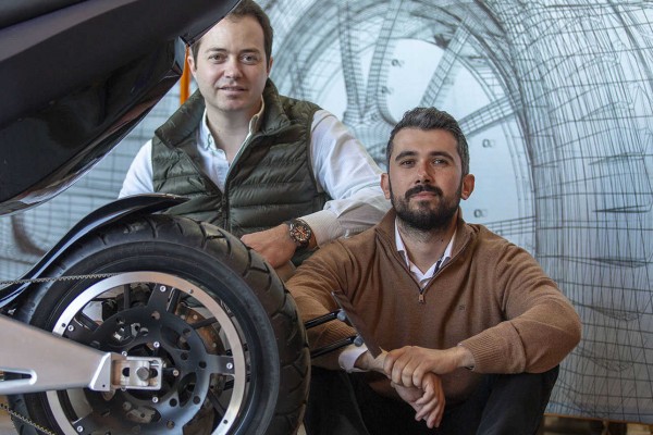 Dos ingenieros de la UPV fabrican en Valencia una MaxiScooter eléctrica para competir con BMW