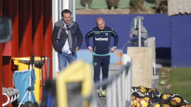 Quico Catalán visita a la plantilla tras la detención de Toño