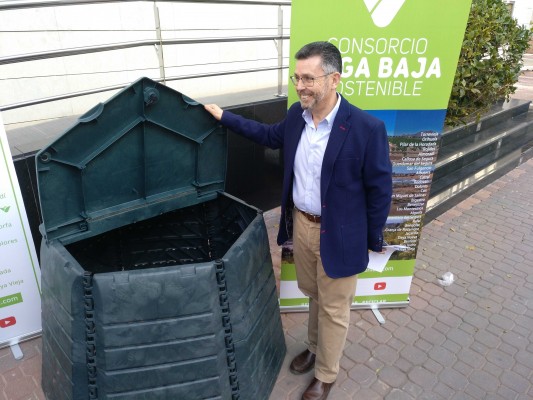 El contenedor de compost llega en pruebas a la Vega Baja para mejorar el escaso reciclaje 