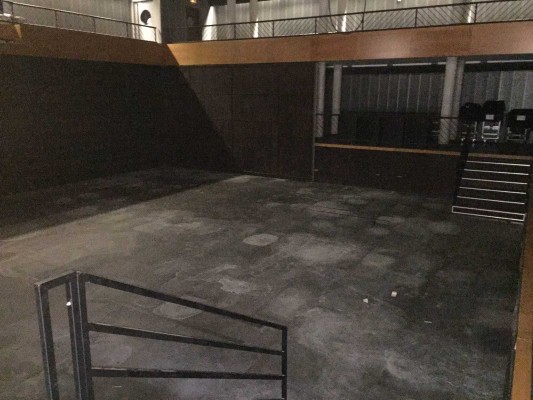 Las obras llegan por fin a Las Naves que esperan dejar listo su teatro antes de fin de año