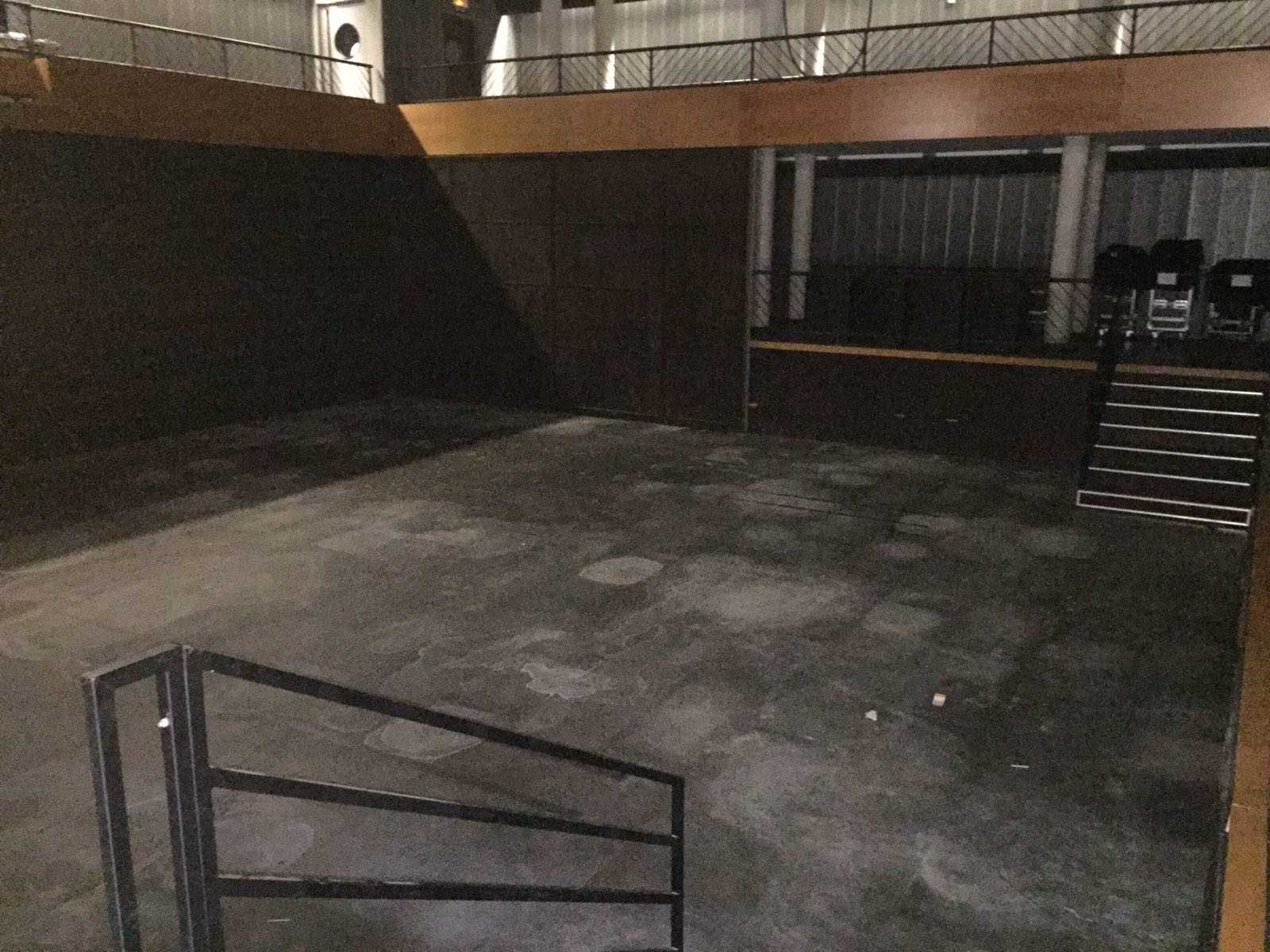 Las obras llegan por fin a Las Naves que esperan dejar listo su teatro antes de fin de año