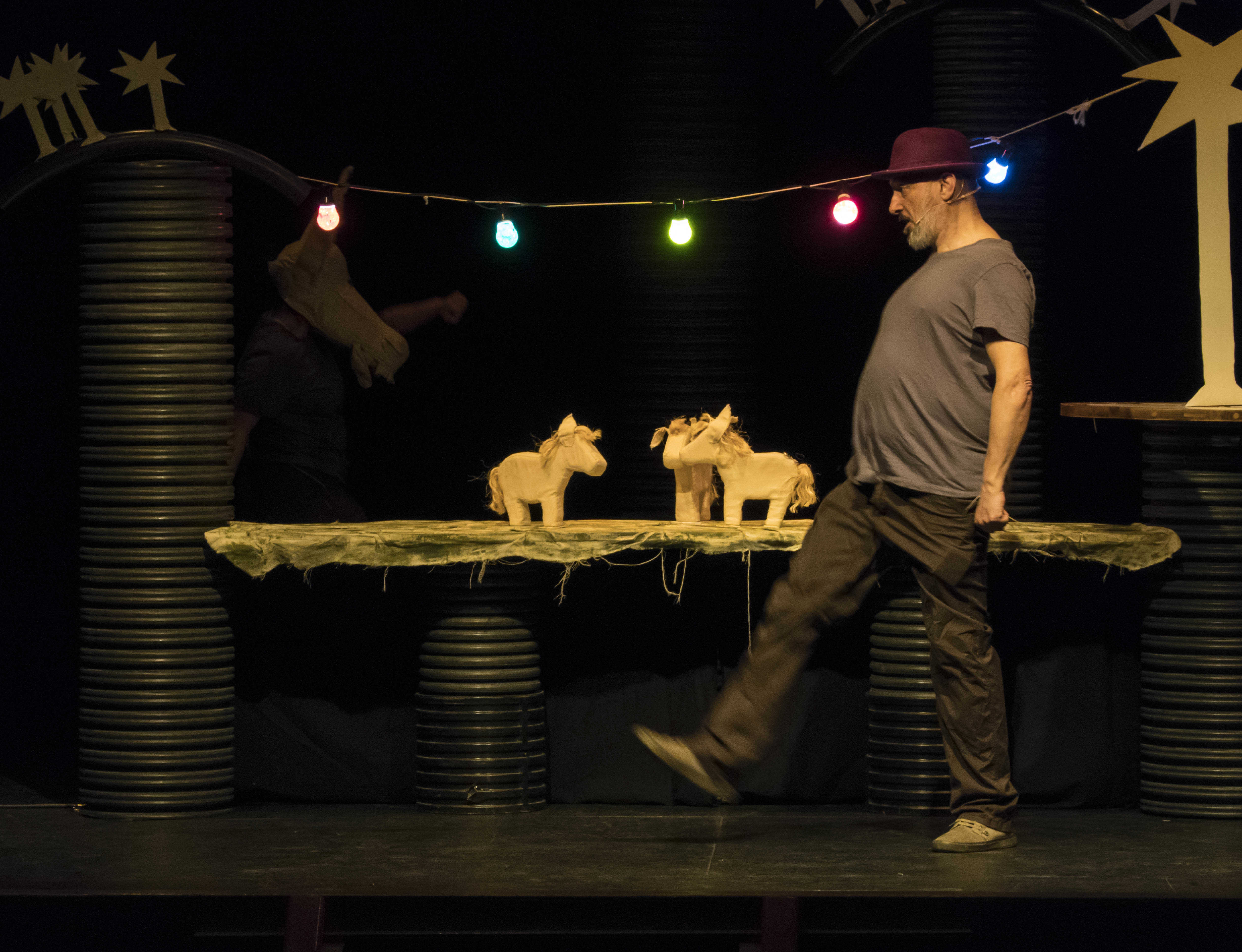 Xarop Teatre inicia en Vitoria la gira de 'Los primeros burritos'